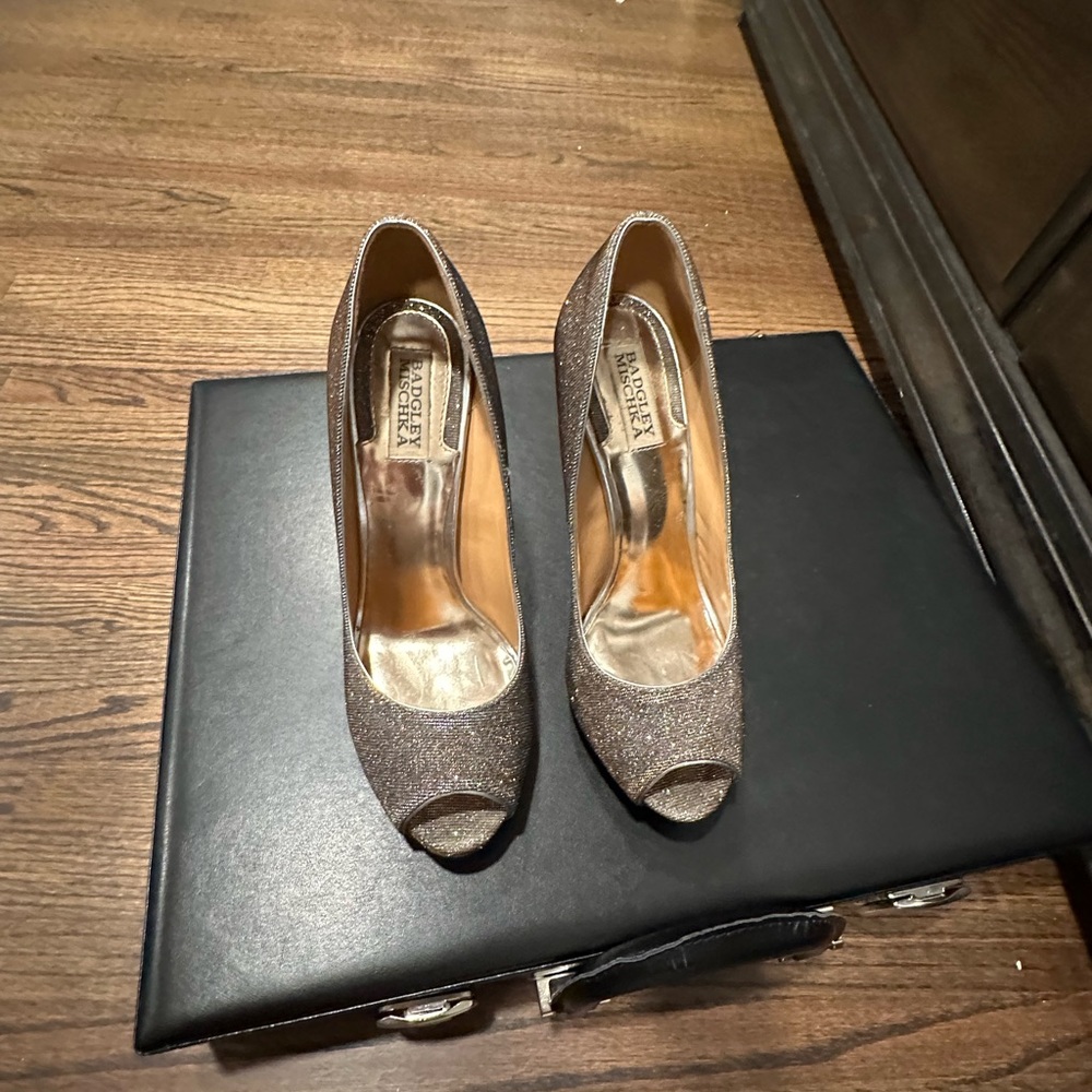 Badgley Mischka bronze open toe pumps size 38.5.